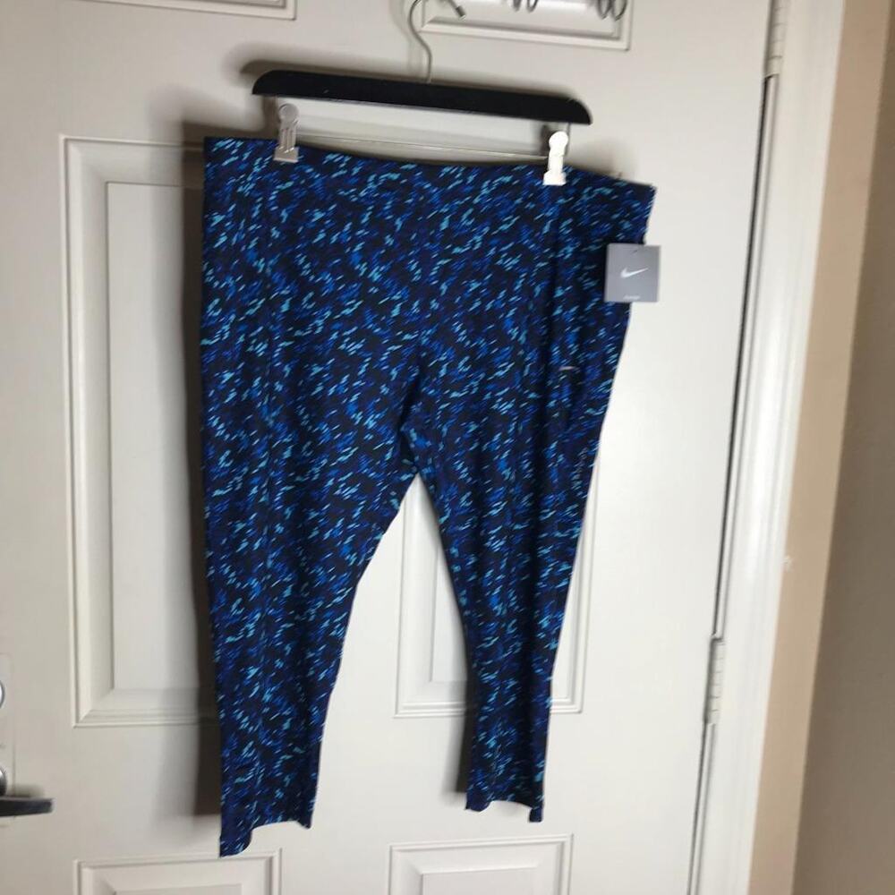 Nike Essential Women's Tight Fit Crop Leggings NEW ~ Size 2X